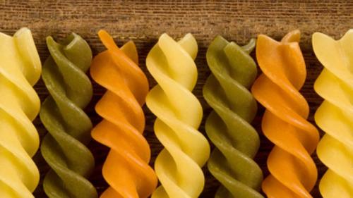 Fusilli al pesto con noci e tabasco