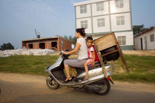 In Vespa con .... la scrivania ...