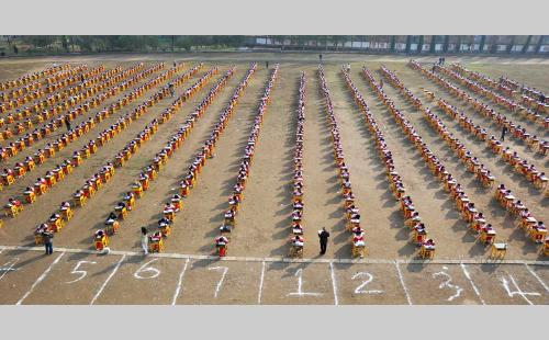 Un modo per evitare che si copi a scuola .....
